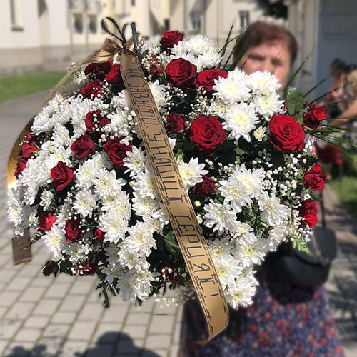 фото великого траурного букета в кошику з трояндами та хризантемами в Ізмаїлі
