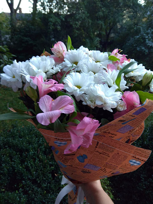 букет из белых хризантем и розовых альстромерий фото