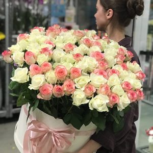 капелюшна коробка 101 біла та рожева троянда в Ізмаїлі фото